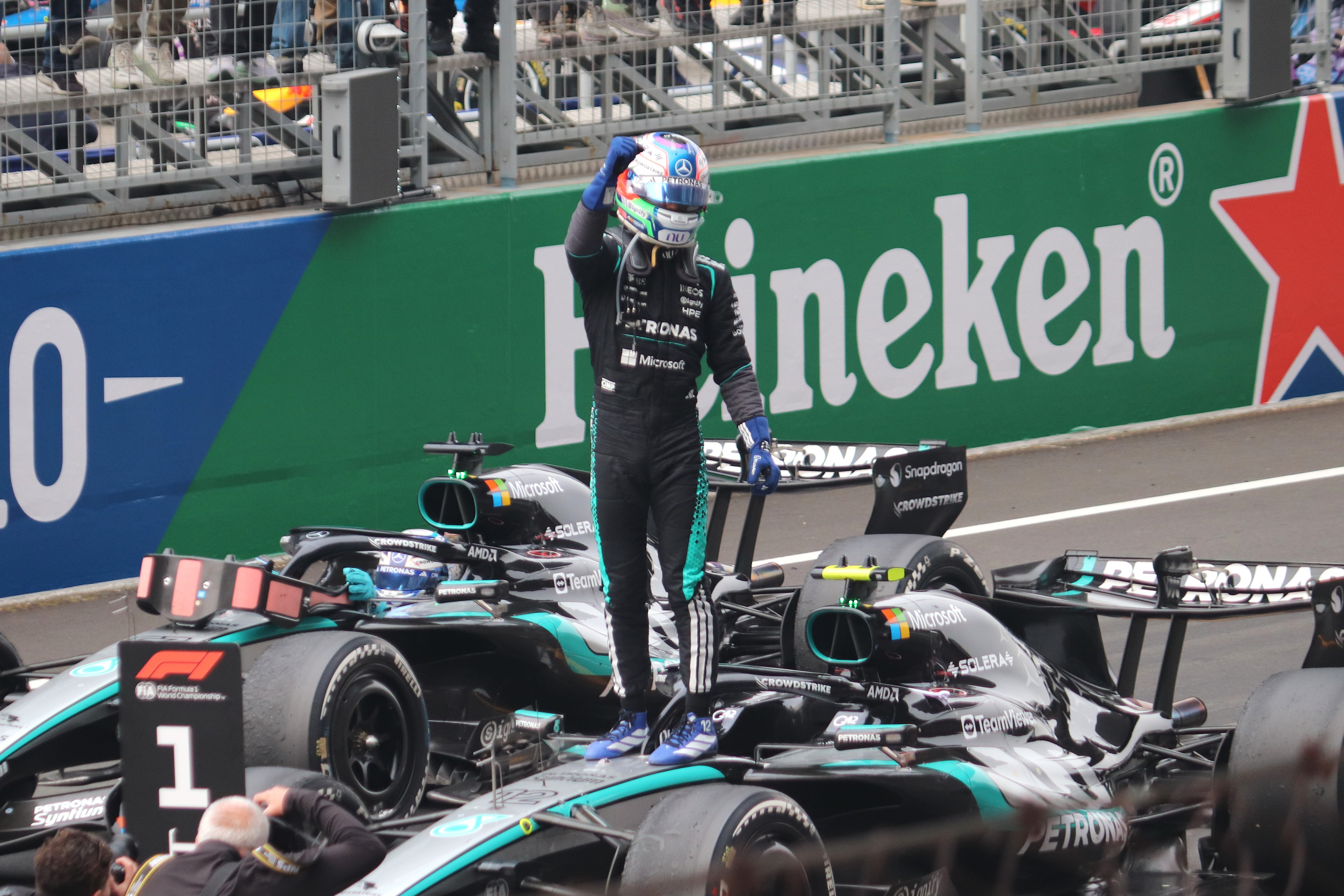 Andrea Kimi Antonelli esulta in piedi sulla monoposto Mercedes dopo una vittoria di Formula 1