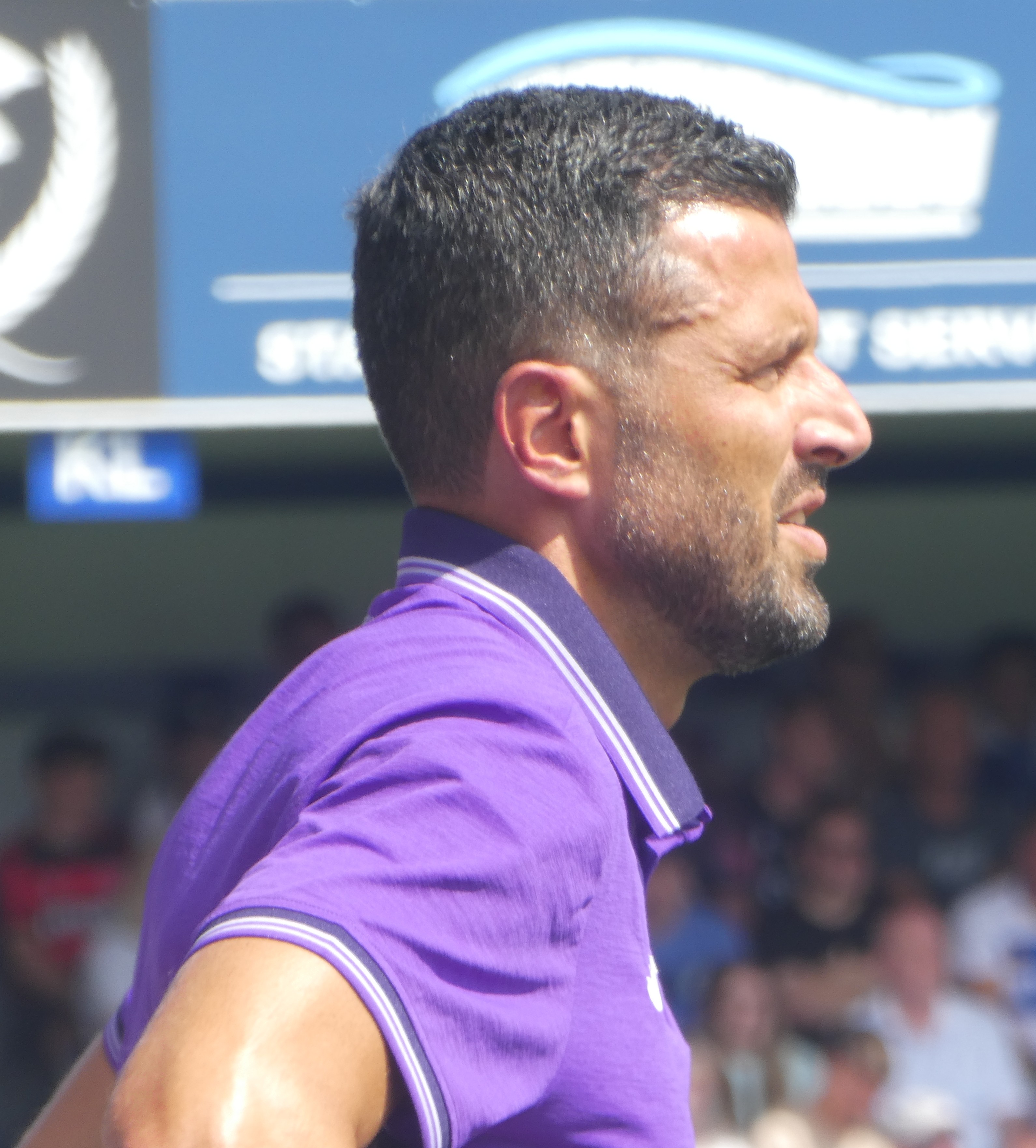 Fabio Grosso a bordo campo con indosso la polo viola della Fiorentina, poco prima del suo esonero