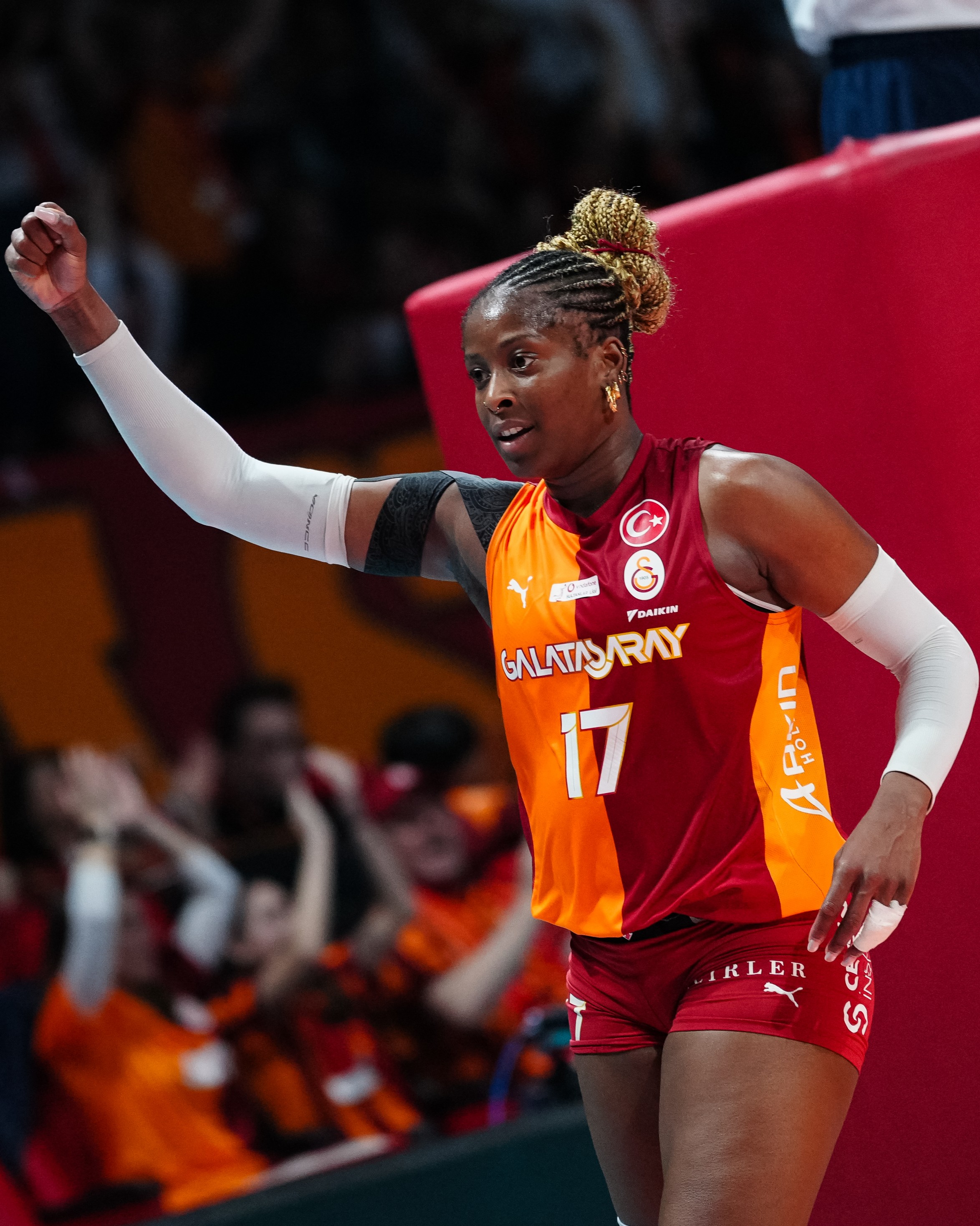 Myriam Sylla, schiacciatrice della Nazionale italiana di pallavolo femminile, esulta durante una partita