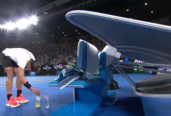Nadal e le bottigliette
